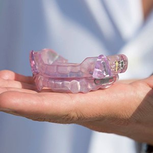 Hand holidng oral appliance